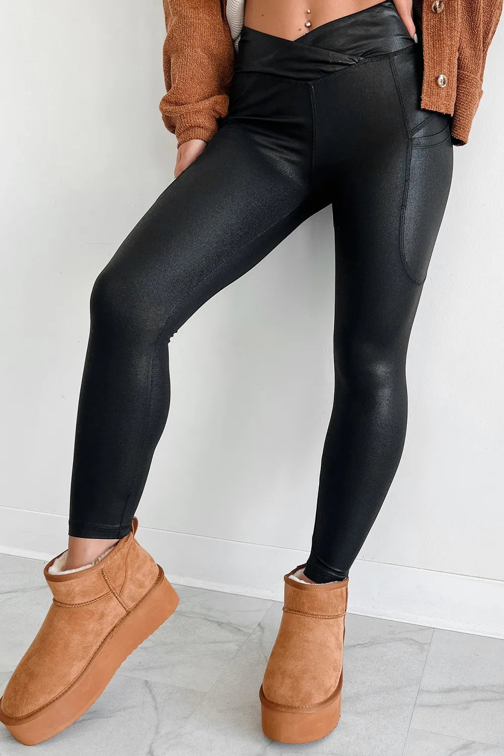 Pocketed V-Cut Waist Leggings Black